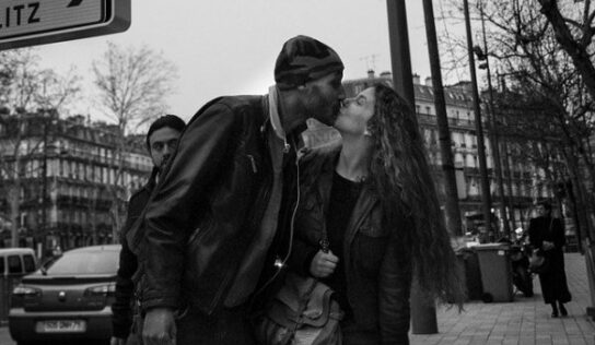 Tilos nyilvánosan csókolózni Párizsban