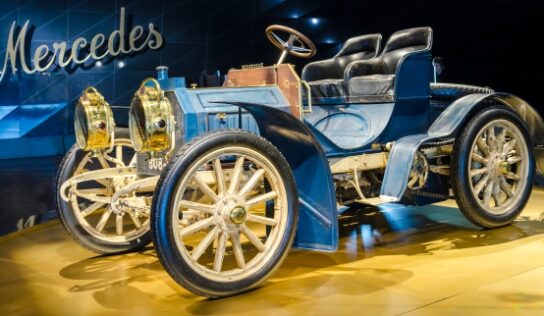 A nő, aki a Mercedes autó mögött állt