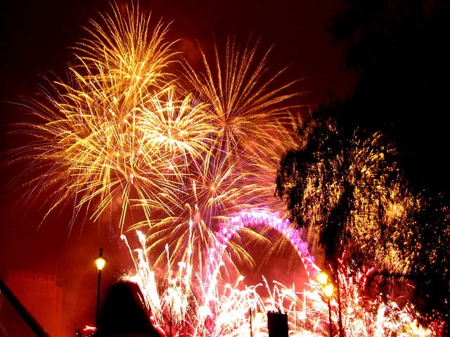 fireworks-645048_640.jpg