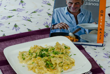 A harmadik értékmorzsa – Játszik, énekel, támogat, főz, kiáll az elveiért!